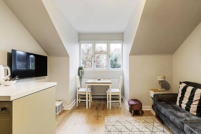 2 Bedroom Flat To Rent In Downs Park Road, London, E5