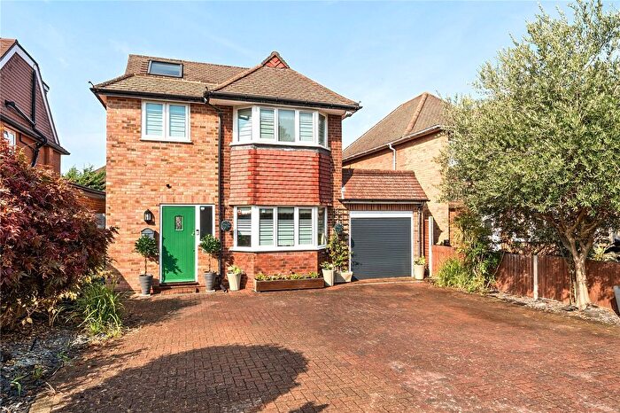 4 Bedroom Detached House For Sale In Denton Grove, Walton-On-Thames, KT12