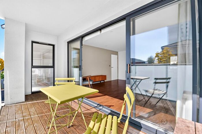 2 Bedroom Flat To Rent In Richmond Road, London, E8