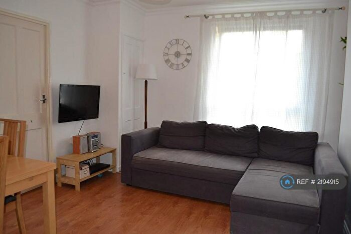 2 Bedroom Flat To Rent In Provost Estate, London, N1