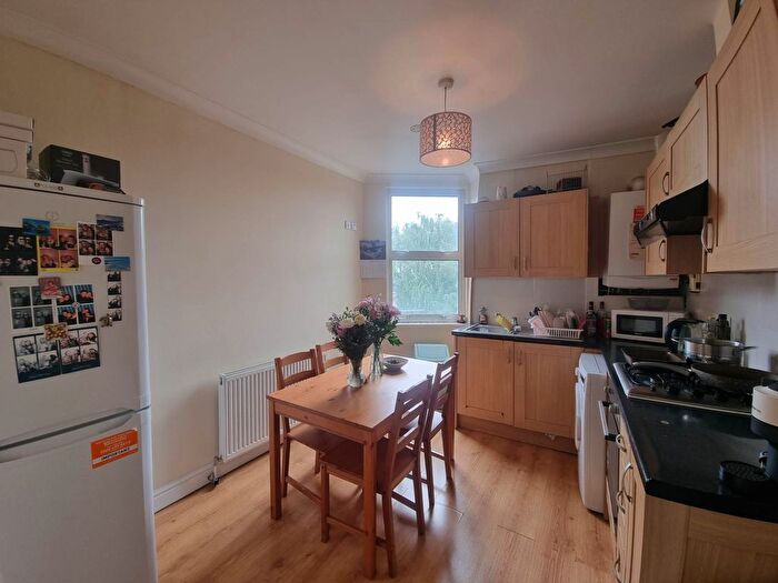 2 Bedroom Flat To Rent In Green Lanes, London, N4