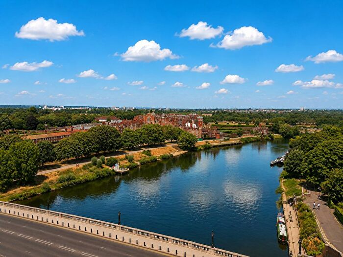 2 Bedroom Flat For Sale In Bridge Road, Sovereign House, KT8
