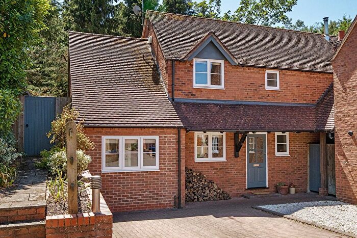 4 Bedroom Link Detached House For Sale In High Street, Broom, B50
