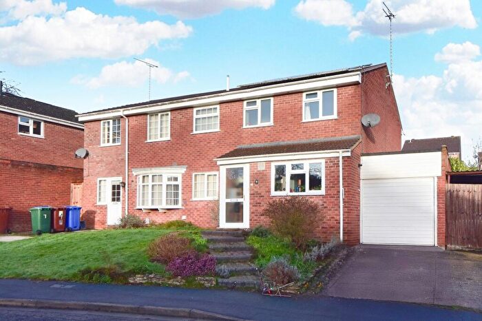 3 Bedroom Semi-Detached House For Sale In Hillside Close, Banbury, OX16