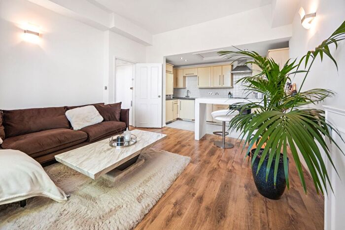 2 Bedroom Flat To Rent In Sinclair Road, London, W14