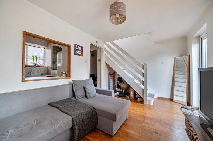 1 Bedroom End Terrace House For Sale In Emerald Close, London, E16