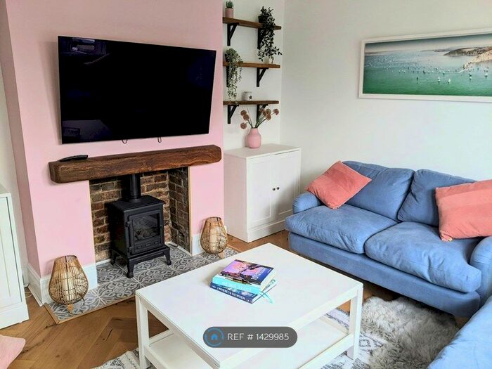 3 Bedroom Semi-Detached House To Rent In Newport Road, Cowes, PO31