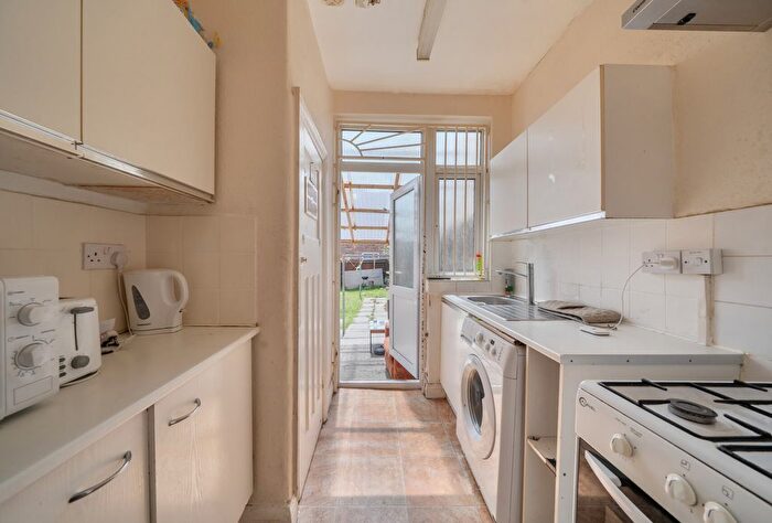 3 Bedroom Terraced House For Sale In Wakemans Hill Avenue, Kingsbury, NW9