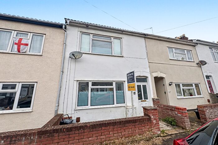 3 Bedroom Terraced House For Sale In William Street, Kingshill, Swindon, SN1