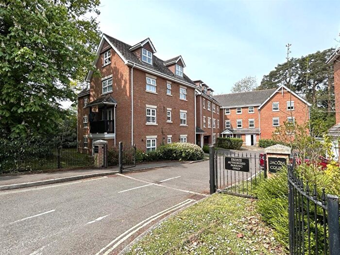 2 Bedroom Flat To Rent In Worth Park Avenue, Crawley, RH10