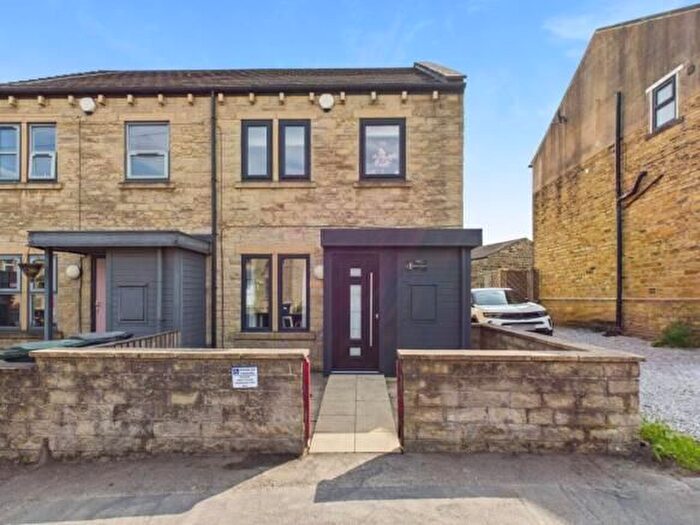 3 Bedroom Town House For Sale In Cleckheaton Road, Oakenshaw, Bradford, BD12