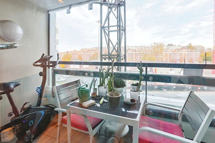 2 Bedroom Flat For Sale In Marsh Lane, Leeds, West Yorkshire, LS9