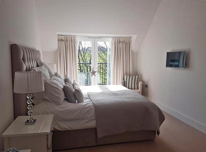 2 Bedroom Apartment To Rent In Waterhouse Lane, KT20