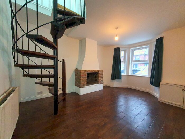 3 Bedroom Semi-Detached House To Rent In Meadfield Road, Slough, SL3