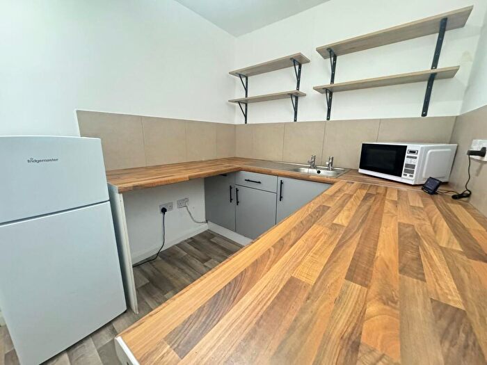 1 Bedroom Flat To Rent In Bed Student Flat // Jul, LN2
