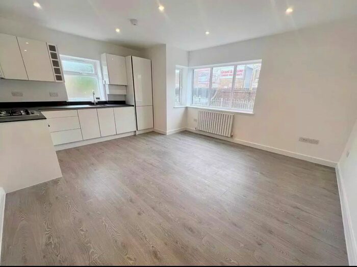 2 Bedroom Flat To Rent In West Wycombe Road, High Wycombe, HP12