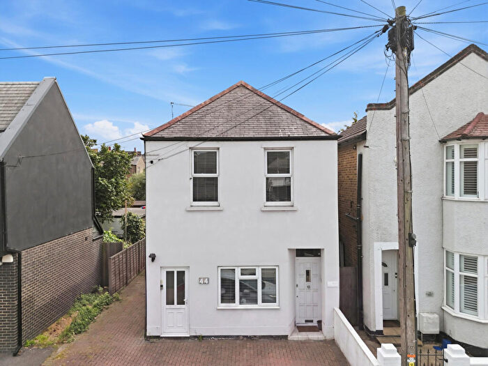 2 Bedroom Apartment For Sale In Glendale Gardens, Leigh-on-sea, SS9
