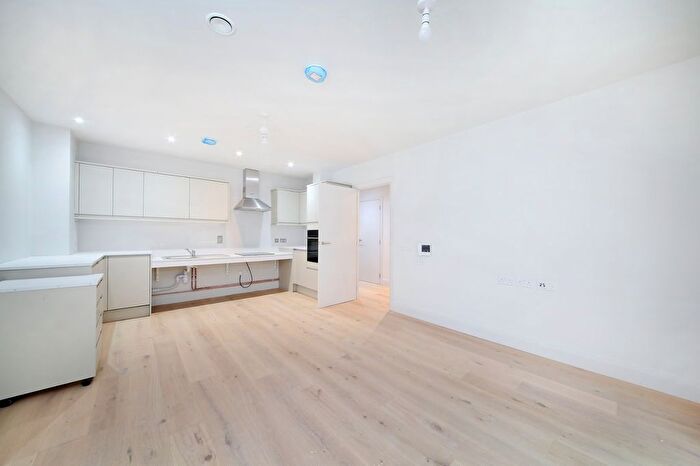 2 Bedroom Flat To Rent In Clapham High Street, Clapham North, SW4