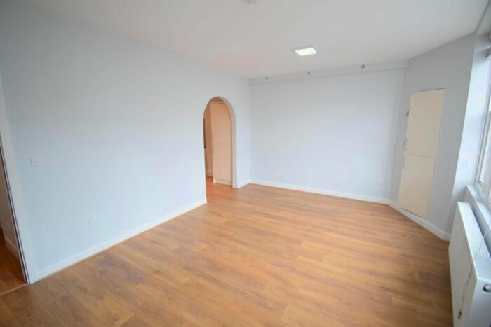 2 Bedroom Flat To Rent In Stoke Newington High Street, London, N16
