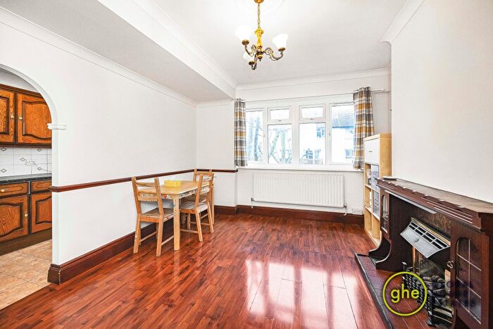 3 Bedroom Flat To Rent In Longfield Estate, Bermondsey, London, SE1