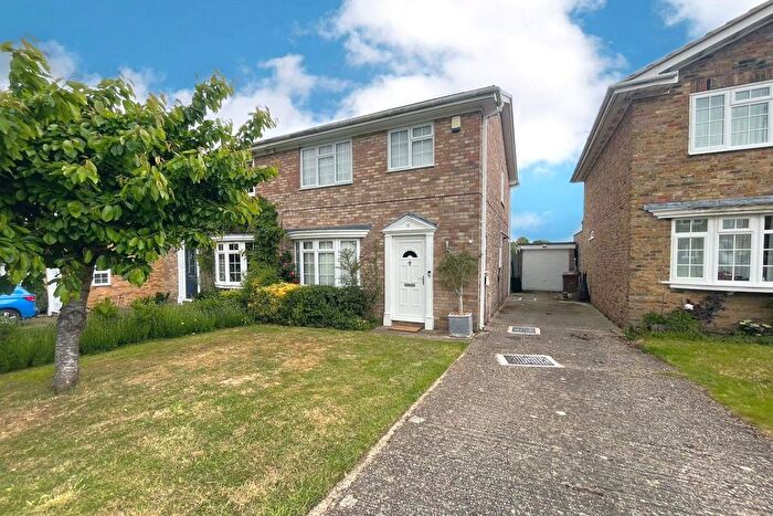 3 Bedroom Semi-detached House For Sale In Pilgrims Close, Farnham, Surrey, GU9