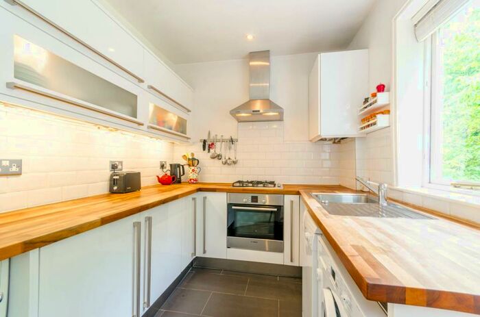 2 Bedroom Flat To Rent In Kings Avenue, Muswell Hill, London, N10