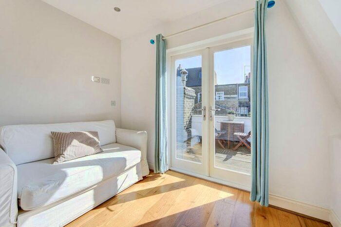 2 Bedroom Flat To Rent In Fulham Palace Road, Bishop's Park, London, SW6