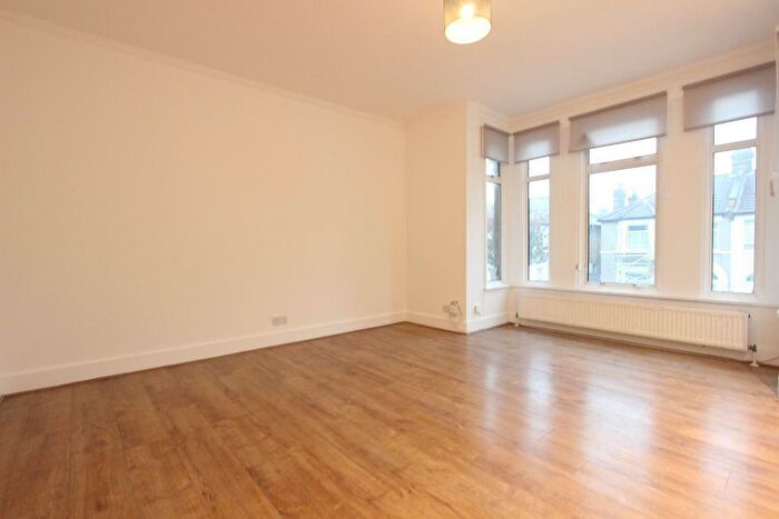 2 Bedroom Flat To Rent In Wanstead Park Road, Ilford, London, IG1