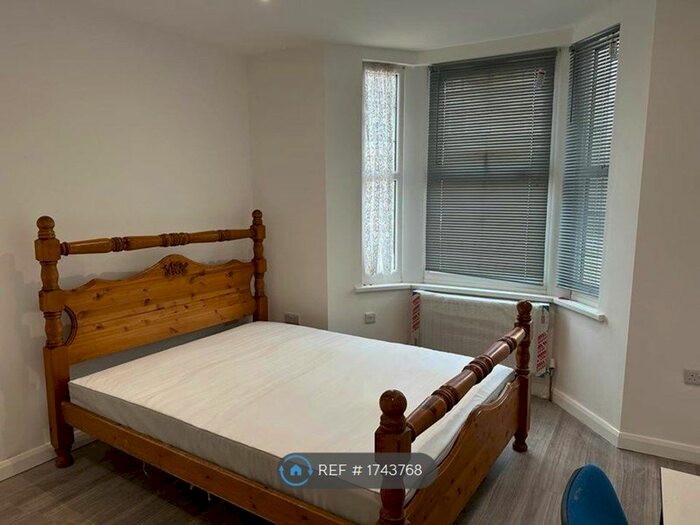 1 Bedroom End Of Terrace House To Rent In Cambridge Road, Hounslow, TW4