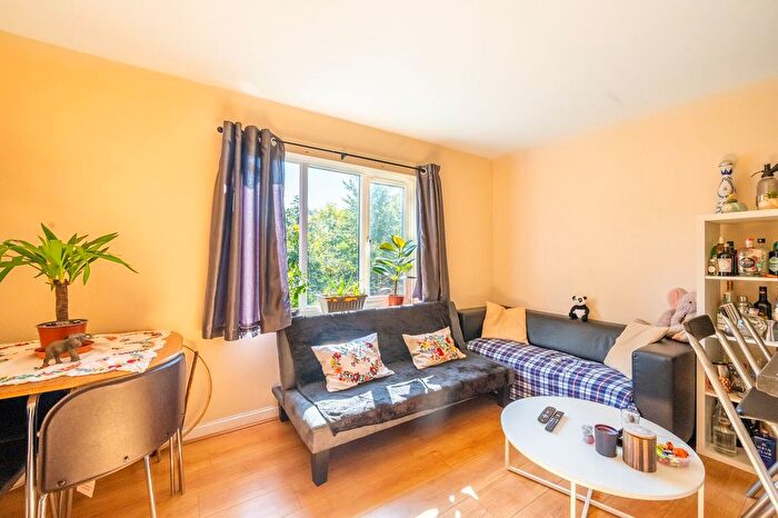 1 Bedroom Flat To Rent In Limetree Walk, Tooting, London, SW17