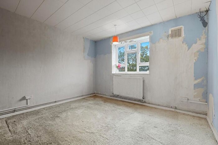 2 Bedroom Flat For Sale In St. James's Close, Tooting Bec, London, SW17