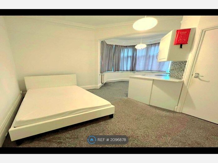 Studio To Rent In Queens Park Gardens, Bournemouth, BH8