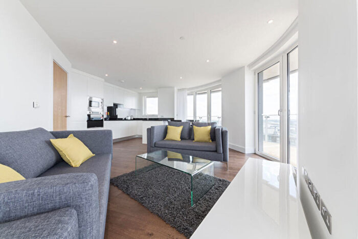 3 Bedroom Flat To Rent In Gateway Tower, Royal Victoria, E16