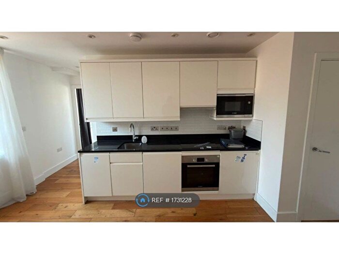 1 Bedroom Flat To Rent In Rutland House, Epsom, KT18