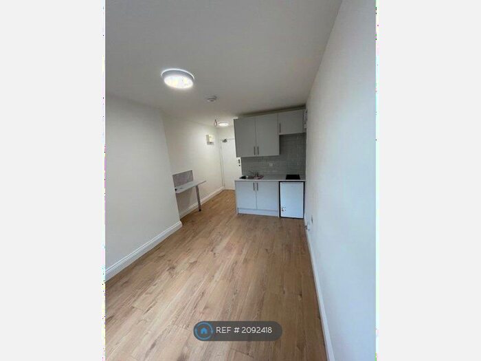 Studio To Rent In Bowes Road, London, N13