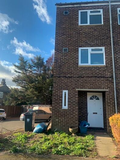 3 Bedroom End Of Terrace House To Rent In Deepwell Close, Isleworth, TW7