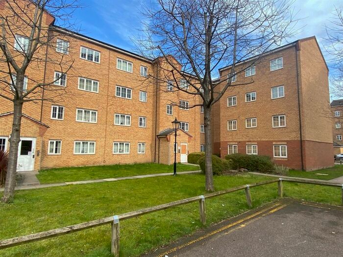 2 Bedroom Flat To Rent In Gidea Park, Romford, RM2