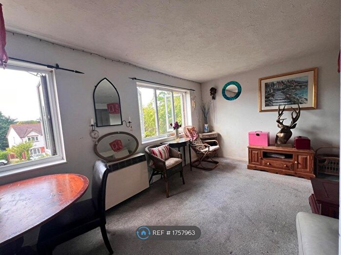 2 Bedroom Flat To Rent In Abbots Rise, Redhill, RH1