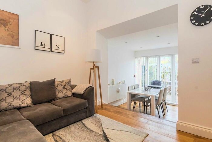 2 Bedroom Flat To Rent In Chiswick High Road, London, W4