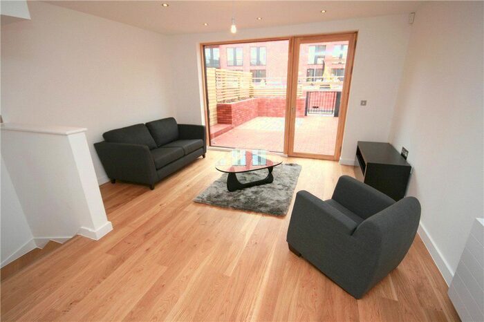 3 Bedroom Town House To Rent In Barrow Street, Salford, M3