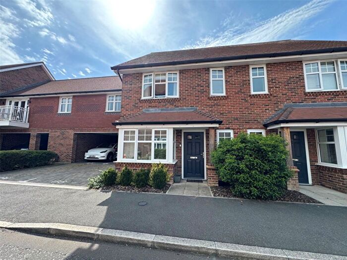 3 Bedroom Semi-Detached House For Sale In Red Cedar Avenue, Fleet, Hampshire, GU51