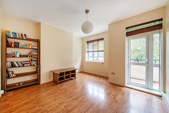 1 Bedroom Flat To Rent In Weir House, Balham, London, SW12