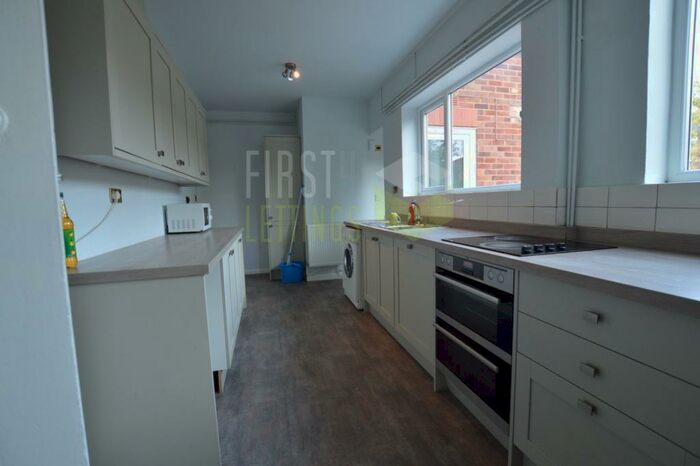 6 Bedroom Semi-Detached House To Rent In Gainsborough Road, Leicester, LE2