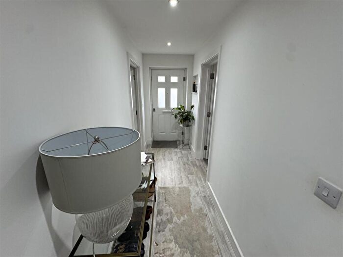 2 Bedroom Flat To Rent In Alpha Cottage, Lloyd Place, Ware, SG12