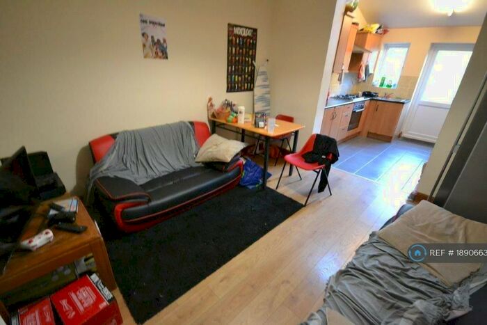 5 Bedroom Semi-Detached House To Rent In Bonnington Road, Leicester, LE2