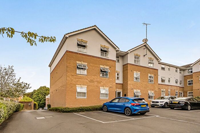 2 Bedroom Flat For Sale In Elm Park, Reading, Berkshire, RG30