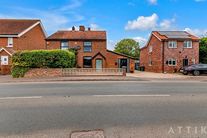 3 Bedroom Semi-Detached House For Sale In Norwich Road, Yaxham, NR19