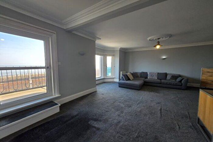 2 Bedroom Flat To Rent In Marine Parade, Dawlish, EX7