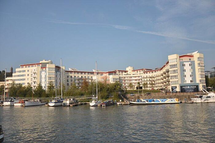 2 Bedroom Apartment To Rent In The Crescent, Hannover Quay, BS1