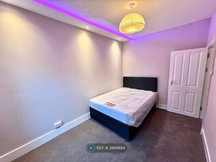 4 Bedroom Semi-Detached House To Rent In Boult St, Reading, RG1